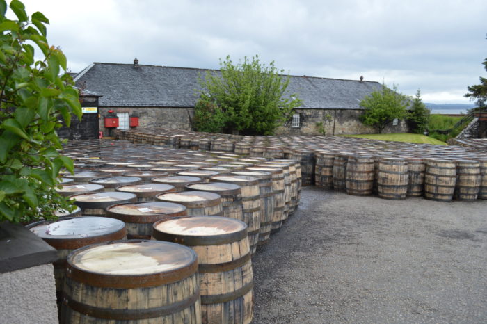 Un deposito di botti in una fabbrica di whisky in Scozia