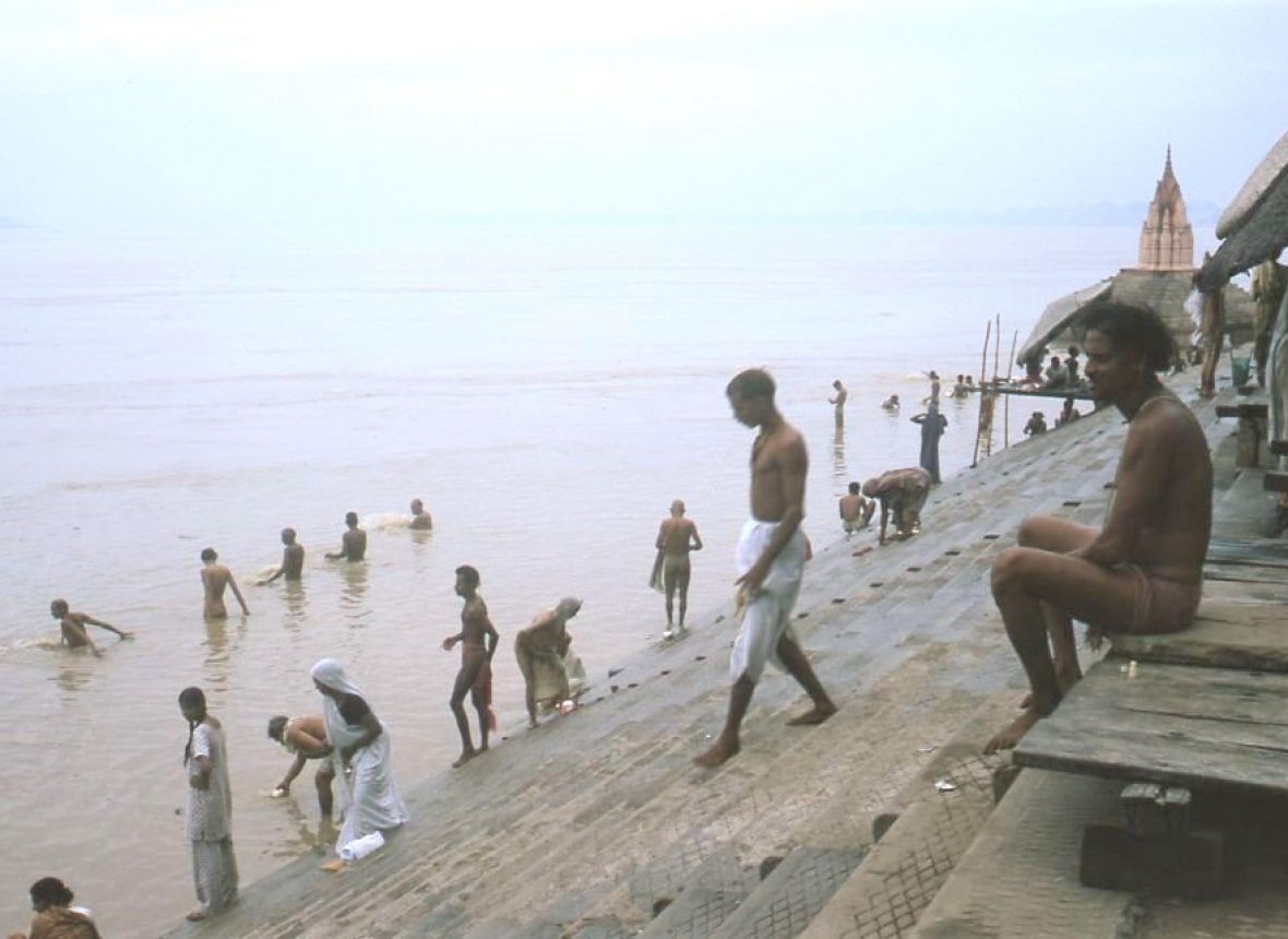 Uno dei Ghat più frequentati . Nel fiume si lavano fianco a fianco uomini e donne