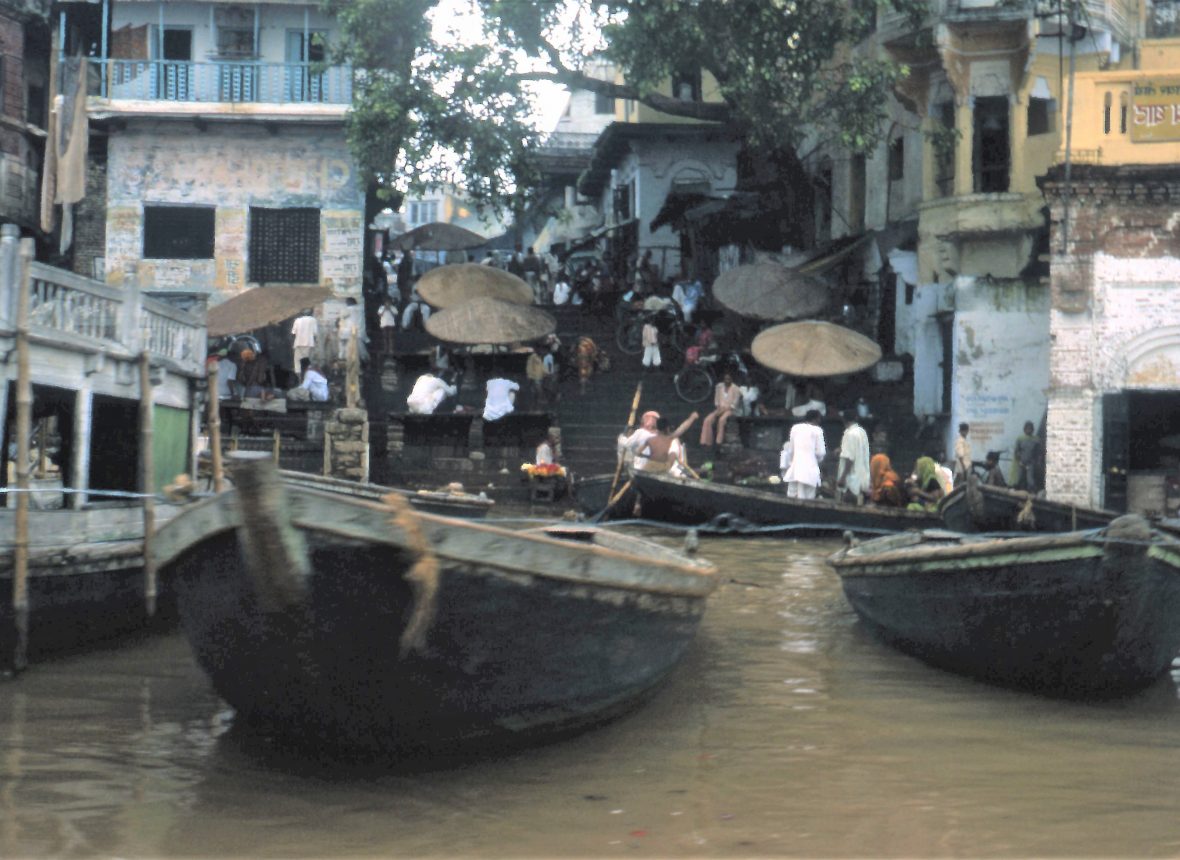 Un Ghat o gradinata , dove si tiene un piccolo mercato . Vi sono un centinaio di gradinate che scendono al fiume