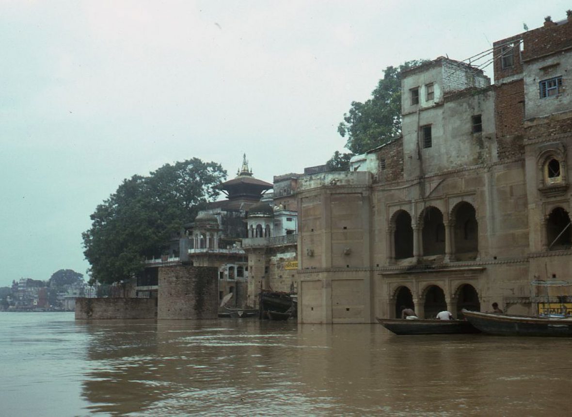 I vecchi palazzi dei Maharaja locali si affacciano sul fiume
