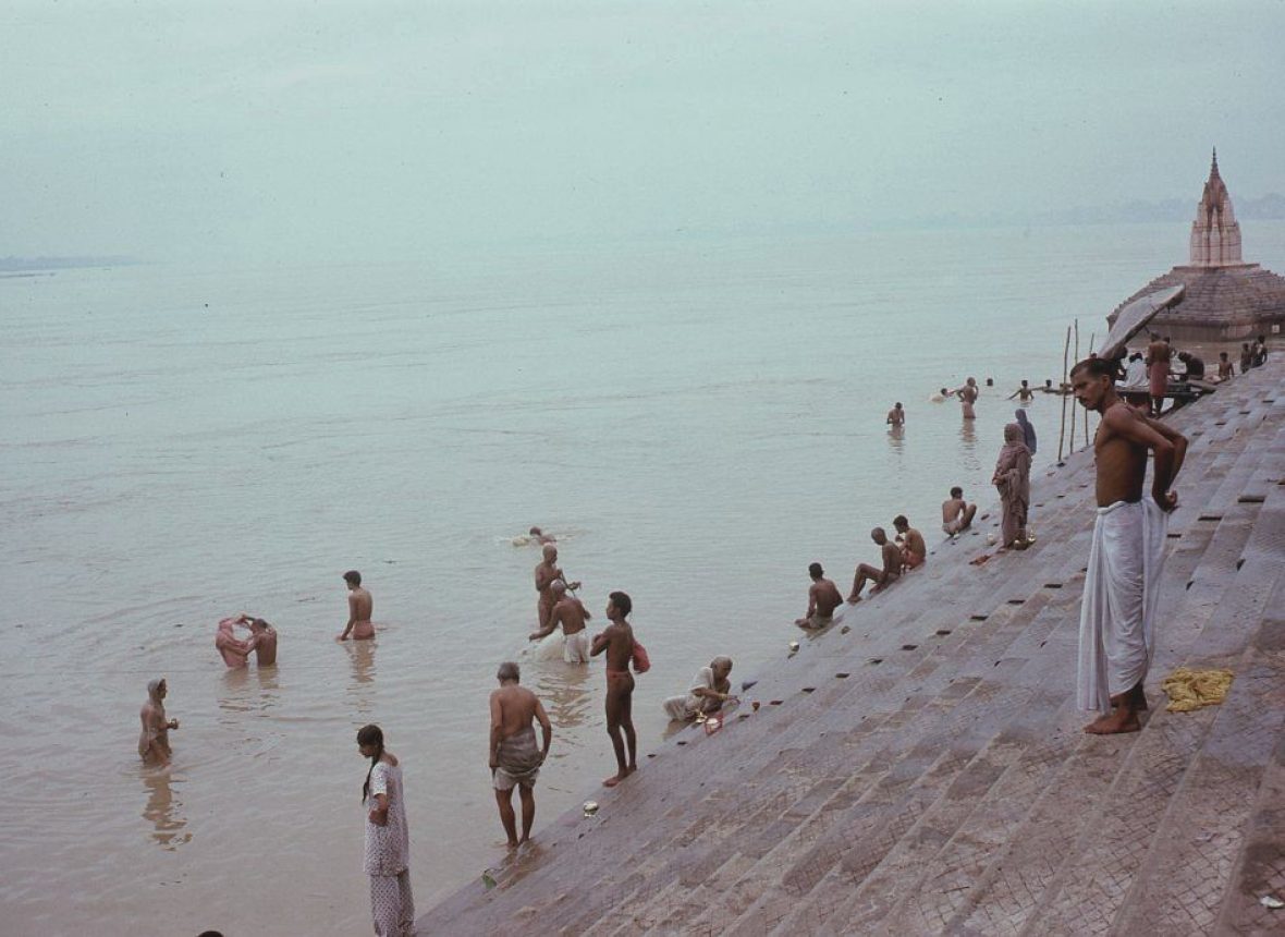Uno dei Ghat più frequentati . Nel fiume si lavano fianco a fianco uomini e donne