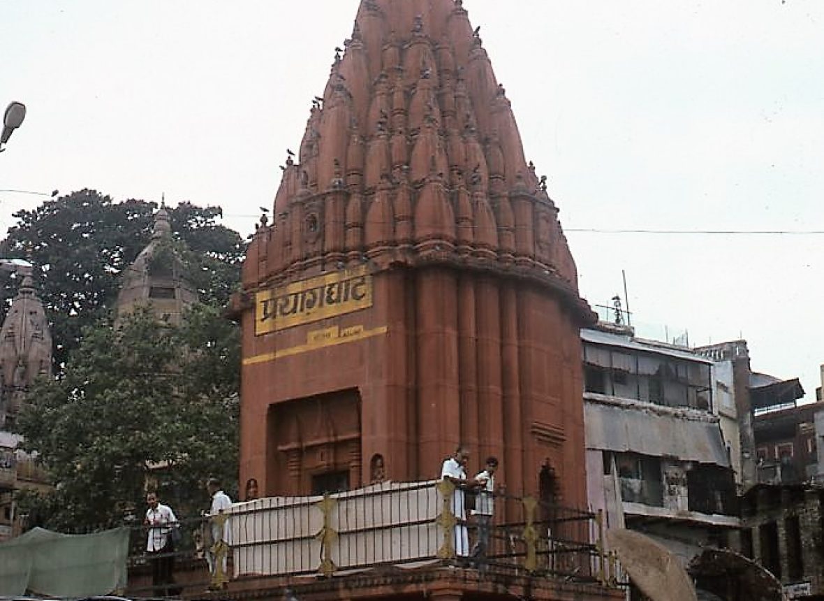 La guglia di un tempio che si affaccia sul Gange