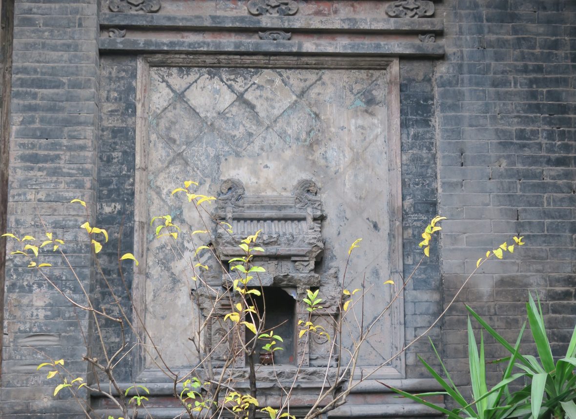 Sulla parete che divide due corti , uno dei due altari scolpiti in pietra
