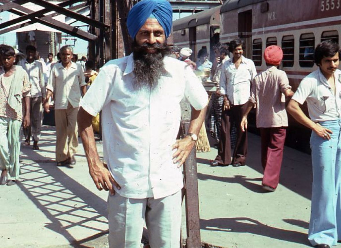 In treno conosciamo un maestro di scuola elementare di religione Sikh . Facciamo il viaggio insieme fino a Amritsar