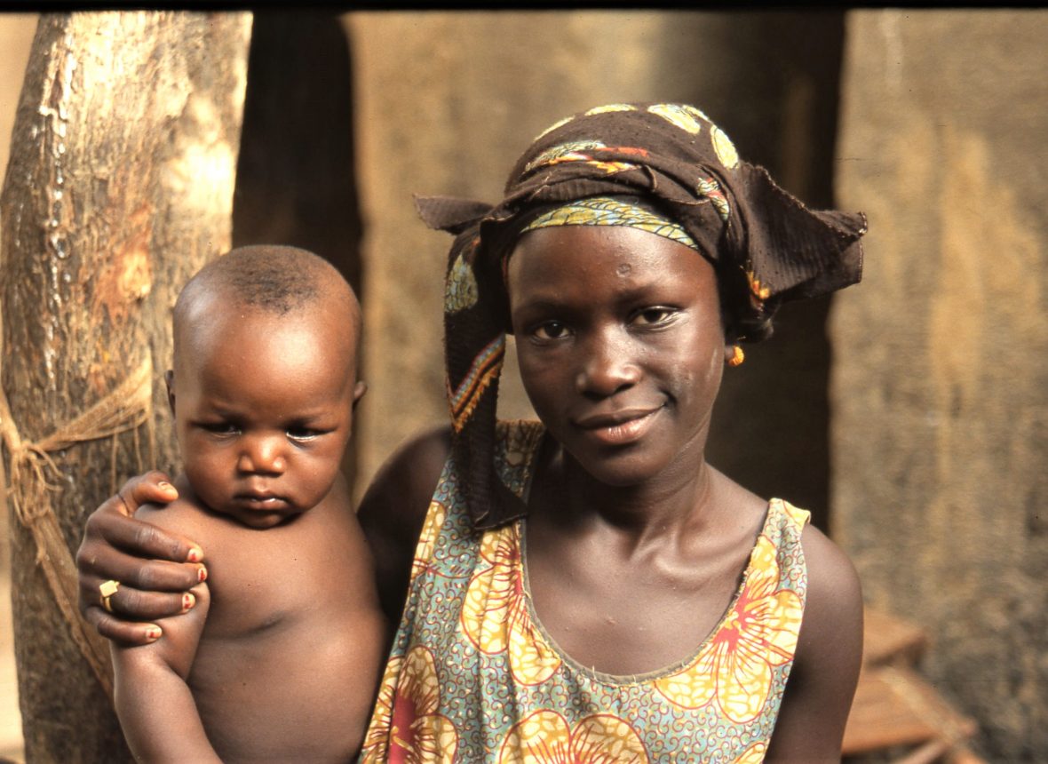 Giovane madre di etnia Bambara