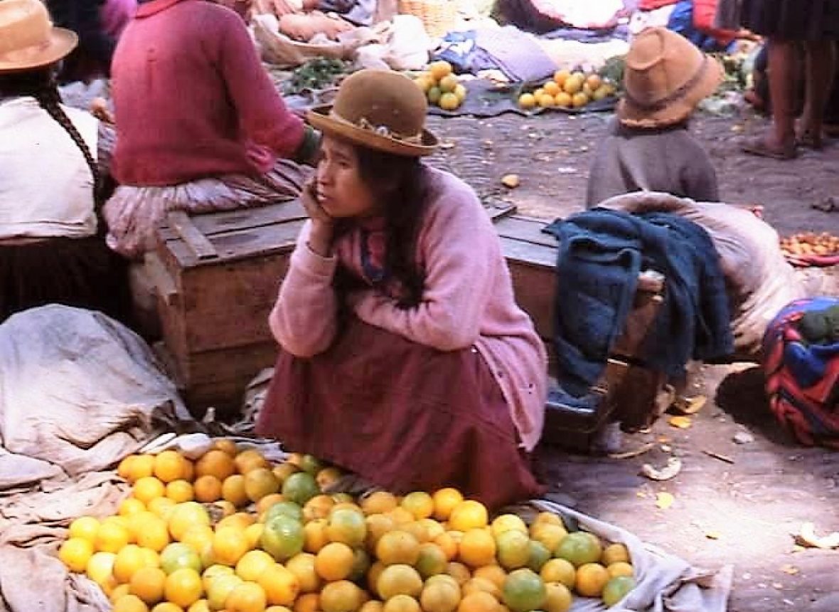 Le donne sono le protagoniste : i prodotti del mercato sono frutto del loro lavoro artigianale e della coltivazione dei campi.