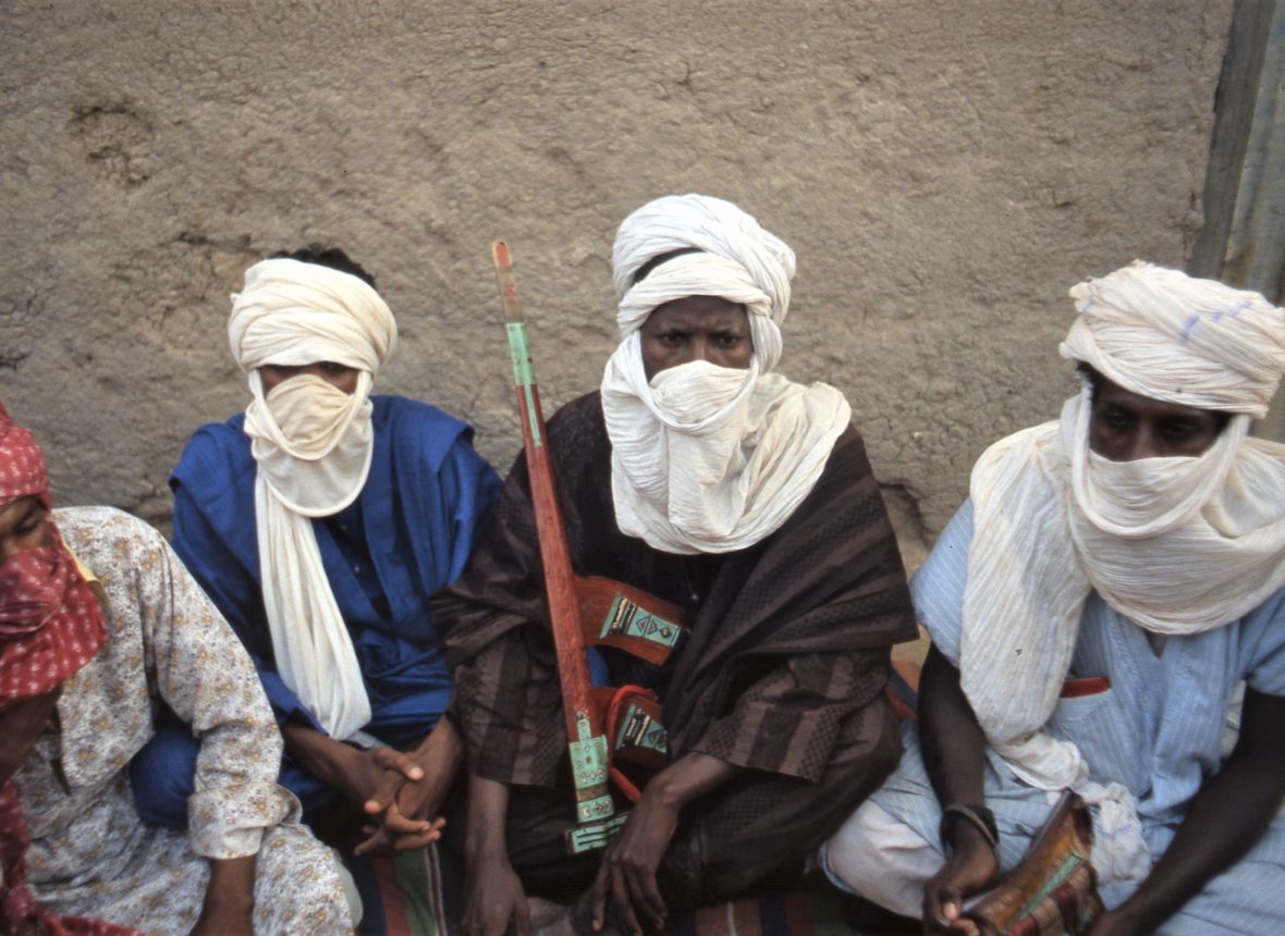 Un gruppo di Tuareg , con le armi bianche tradizionali