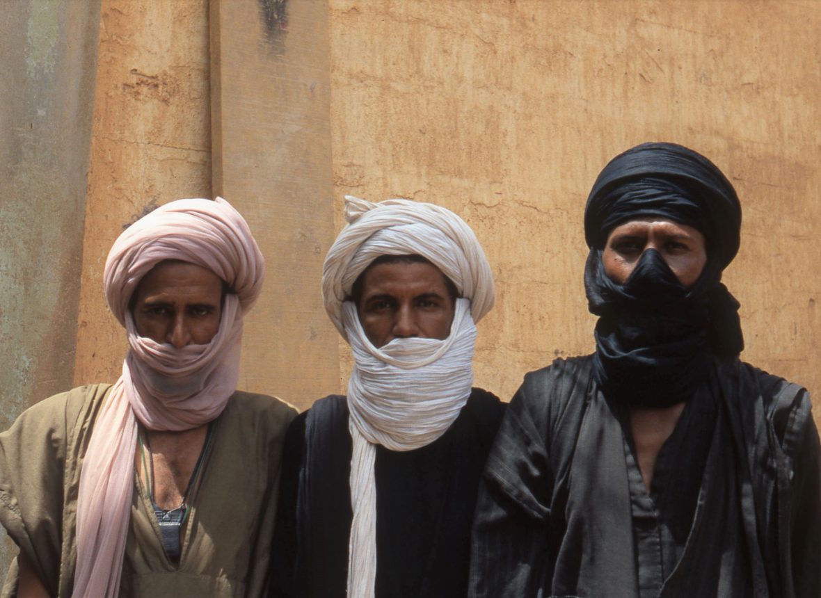 Tre Tuareg  . Il colore del velo  è in funzione della  gerarchia sociale