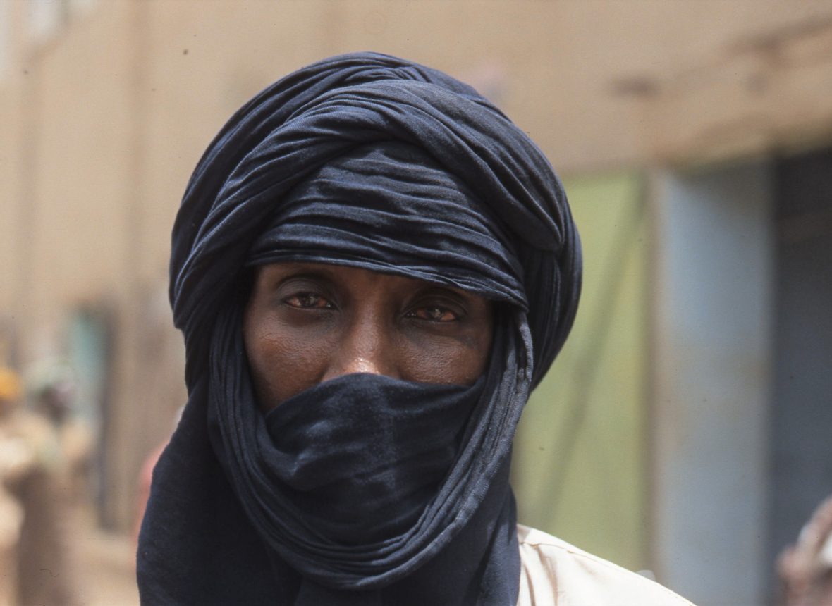 Tuareg . Il colore blu scuro è riservato a una casta elevata
