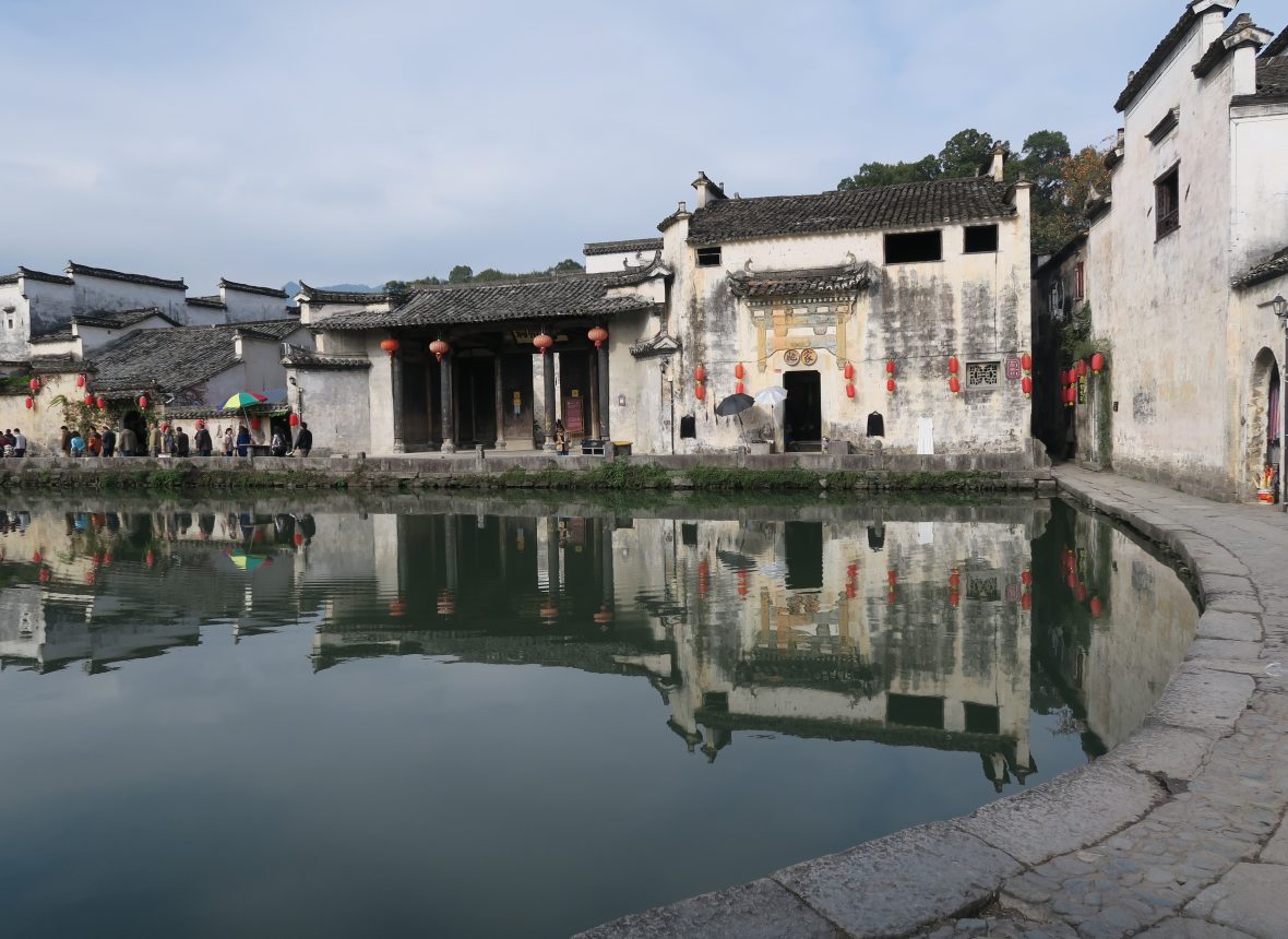 Di fronte l’antico palazzo degli antenati della Famiglia Wang . Si è conservato solo l’elegante ingresso con la porta ricca di sculture . Gli i interni originali sono andati persi