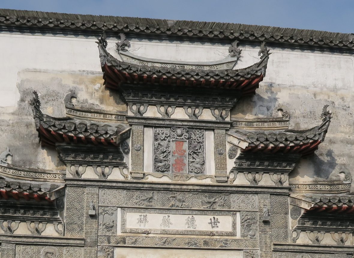Particolare della facciata . Le decorazioni sono scolpite  in pietra