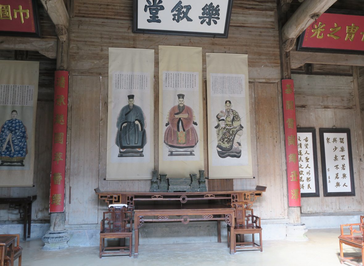 L’altare degli antenati . A sinistra , separata , è ritratta una donna tra gli antenati . La presenza femminile era rarissima .
