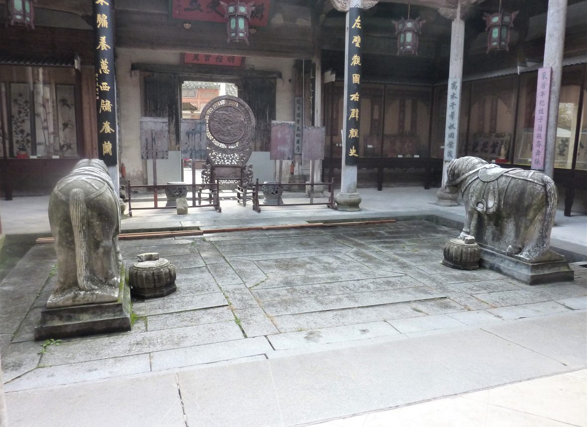 Due cavalli in pietra accolgono i visitatori nella sala principale