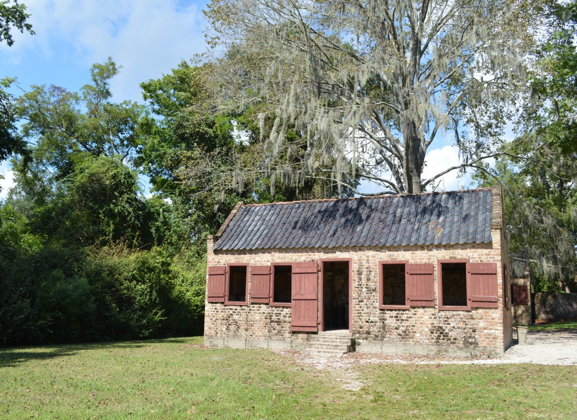 Le case , di un solo ambiente , erano costruite in mattoni anziché in legno perché nella piantagione di Boone Hall vi era anche una fornace che produceva laterizi per l’edilizia della regione .