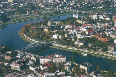 Il grande ponte di ferro Pilsudski  , al di là del quale iniziava il ghetto