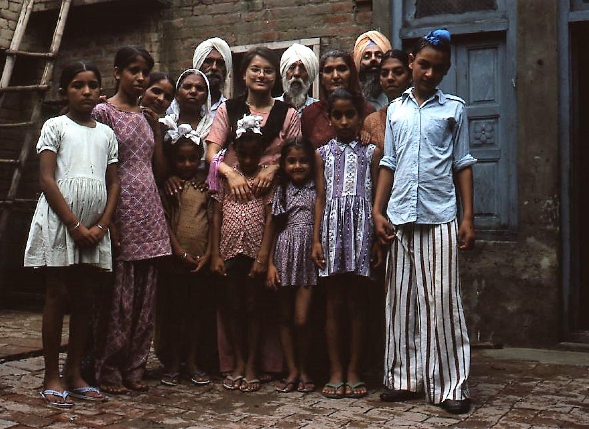 Il maestro ci porta a visitare la sua famiglia a qualche chilometro da Amritsar. Raggiungiamo la casa in pullman . Vivono sotto lo stesso tetto tre fratelli con le rispettive mogli e i figli
