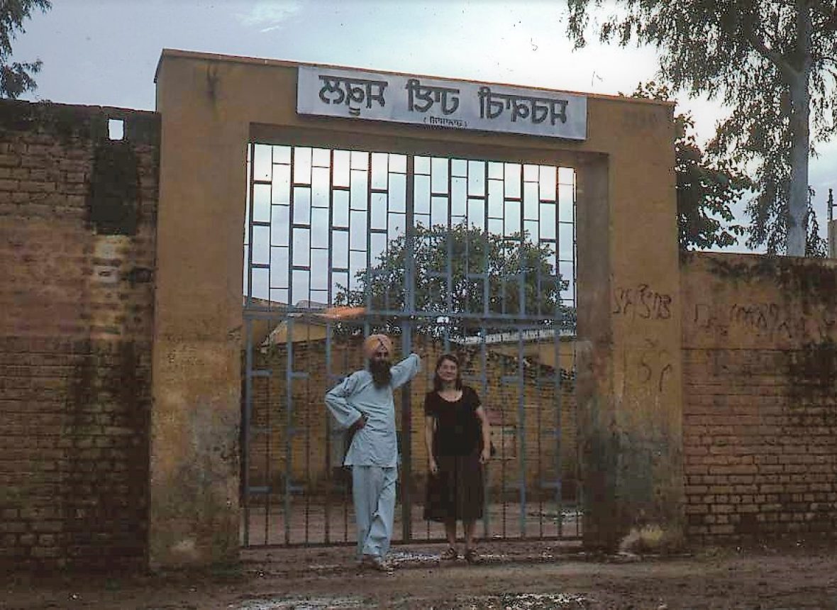 L’ingresso della scuola elementare dove insegna il nostro maestro . La scuola e la casa del maestro si trovano in un piccolo villaggio