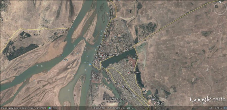 La città di Mopti che appare nella prima foto è distesa nel delta costituito dalla confluenza  del fiume Bani con il fiume Niger