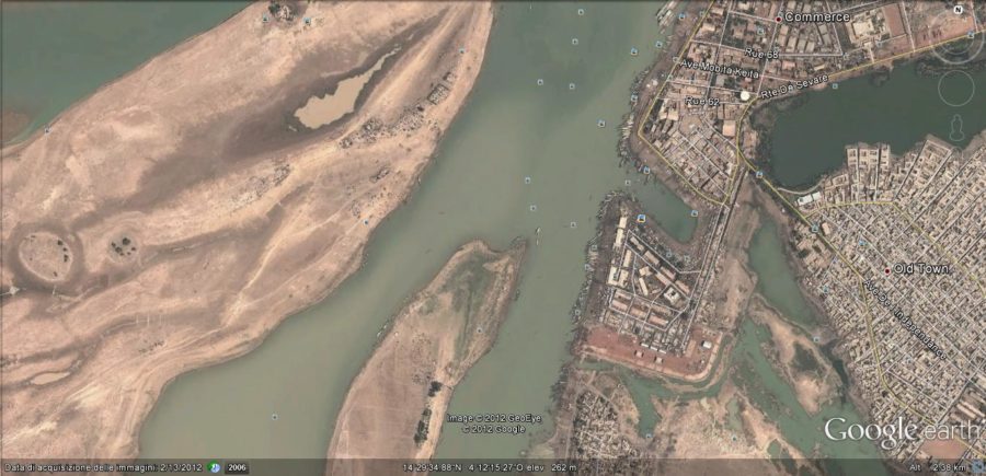 In questa  foto si vede distintamente il porto di Mopti  , a forma di U