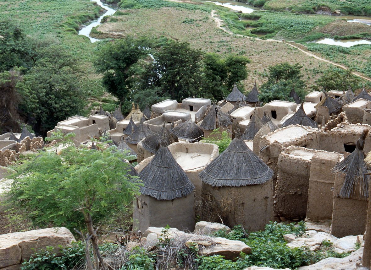 Villaggio Dogon con i granai con tetto di paglia