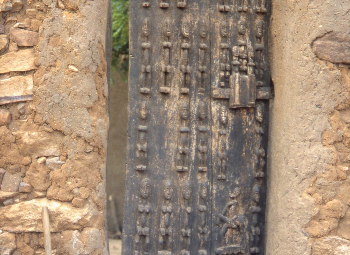 Le porte di legno delle case  portano scolpite figure di dei .
