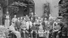 Chemical Laboratory, Academy of Science Munich (1893) . Friedrich Karl Johannes Thiele  è seduto secondo in prima fila da sinistra . E’ stato un chimico tedesco