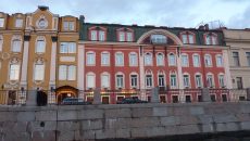 La facciata dell’Università sul fiume Neva