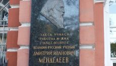 “Qui ha studiato , ha lavorato e ha vissuto dal 1850 al 1890 il grande scienziato russo Dmitrij Ivanovic Mendeleev”