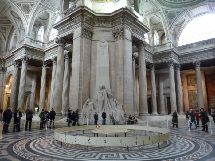 Si tratta del grande pendolo sferico (un cavo di oltre 60 m al quale era attaccata una sfera di 28 kg) che fu appeso nel 1851 da Léon Foucault (1819-68) alla cupola del Panthéon di Parigi, per dimostrare con un esperimento l’esistenza della rotazione terrestre.