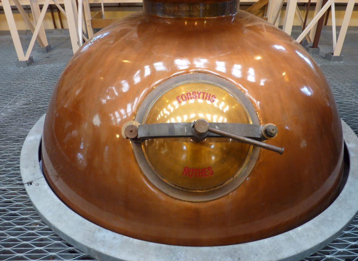 Il corpo del distillatore : il mosto fermentato  chiamato wash entra nel corpo del distillatore