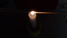 Soffiando sulla fiamma di una candela attraverso un capillare di vetro , la fiamma diventa ossidante e concentrata in una direzione.