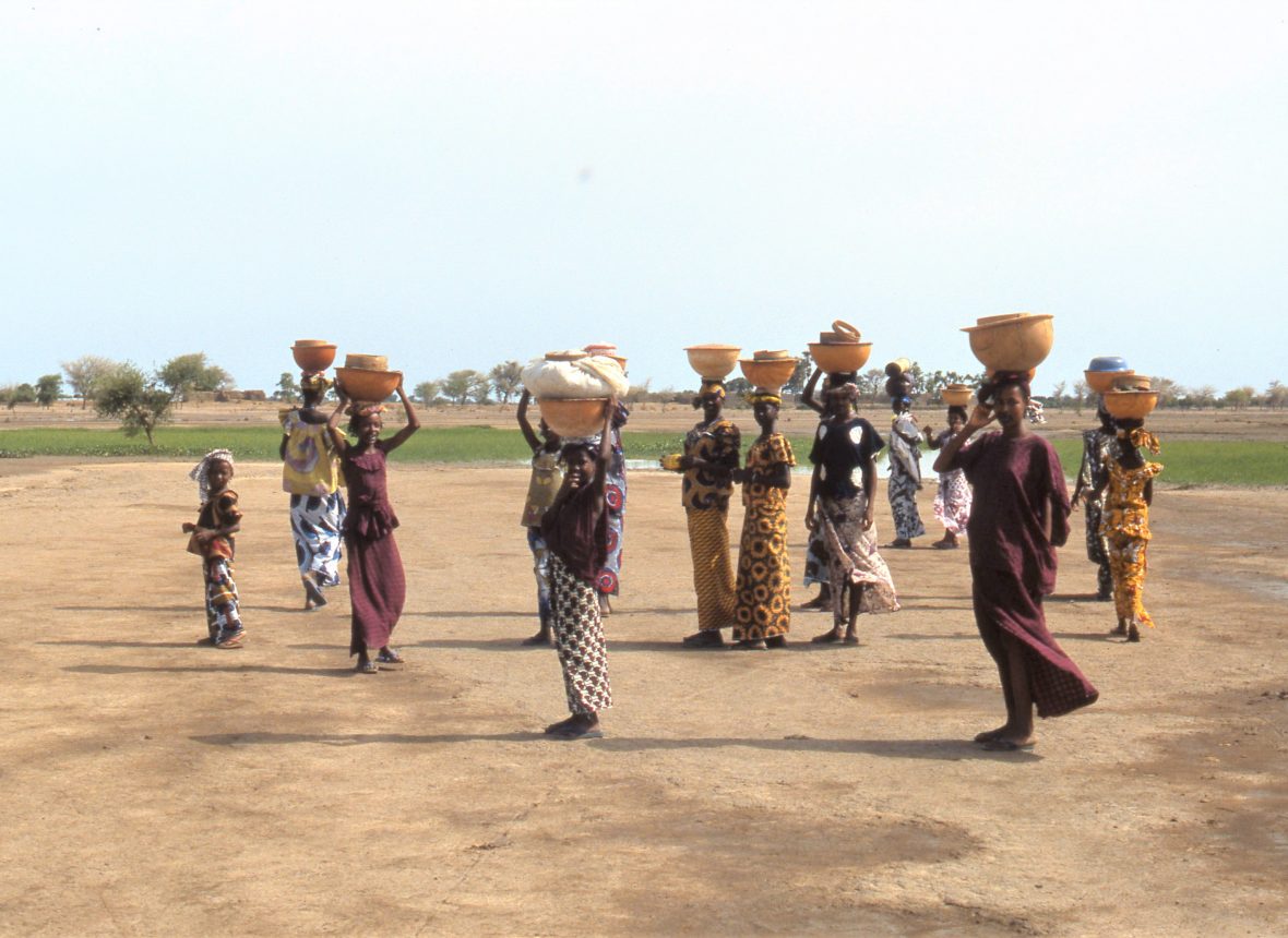 Ragazze di etnia Peul di ritorno al loro villaggio