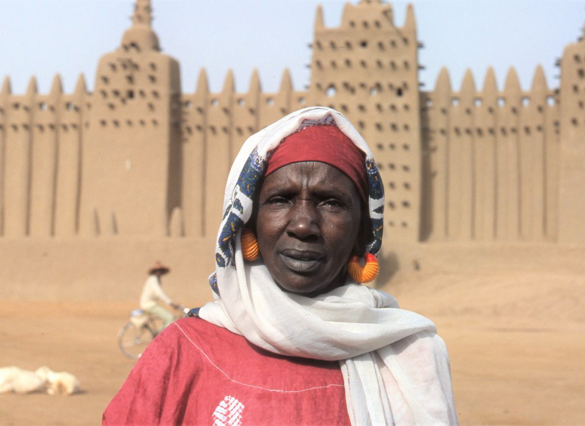 Una donna di etnia Bozo davanti alla grande Moschea