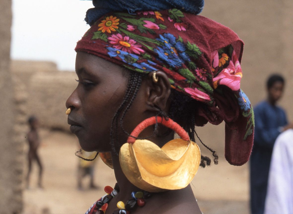Donna di etnia Peul o Fulani ornata di grandi orecchini di oro