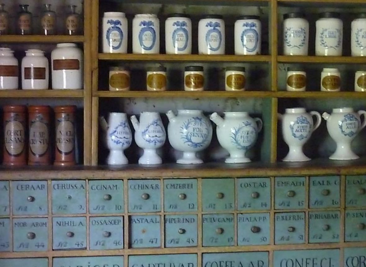 I farmaci sono contenuti in preziosi vasi di ceramica e le erbe in scaffali di legno