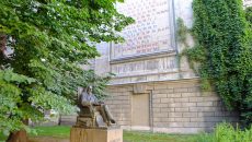 La statua di Mendeleev e la Tavola Periodica