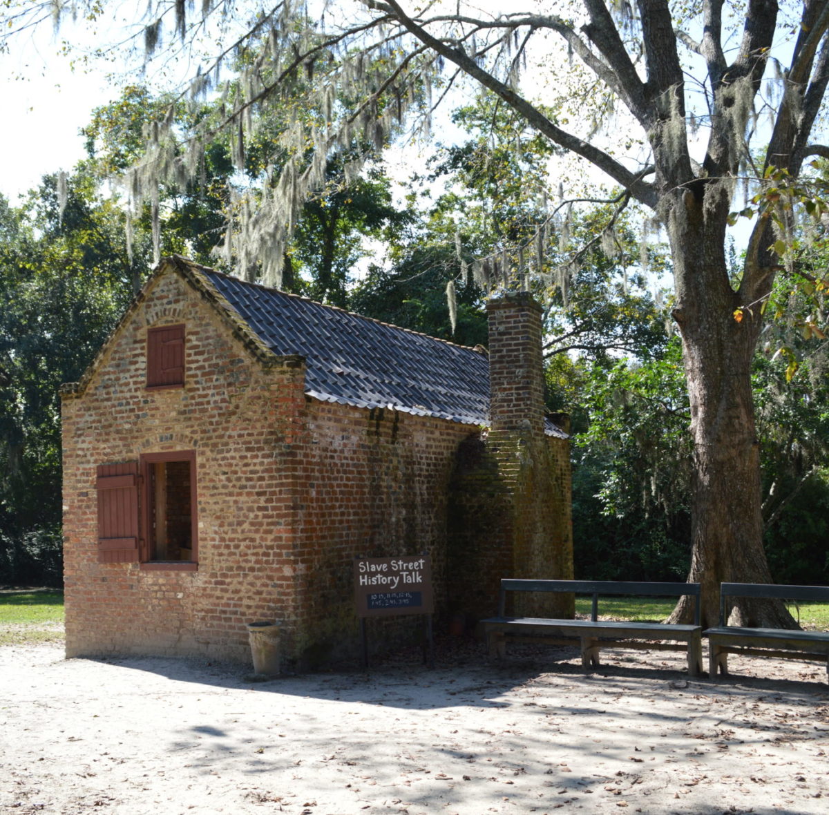 Nelle capanne che furono l’alloggio degli schiavi è stata allestita una documentazione sulla loro vita nella piantagione .
