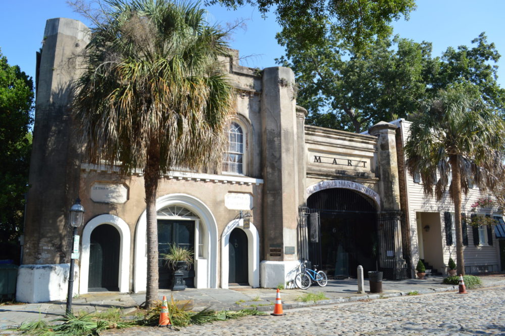 Questo edificio  oggi è un museo sulla storia della schiavitù , due secoli fa era il mercato dove avveniva la vendita degli schiavi a Charleston