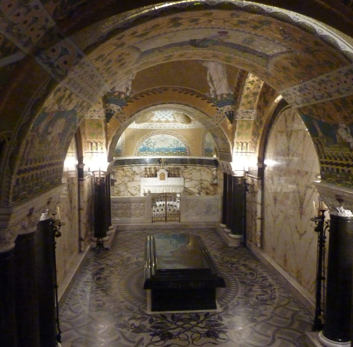 In questa cripta , ricoperta di marmi e con mosaici che si ispirarono a quelli di Ravenna è collocato il sarcofago di Pasteur