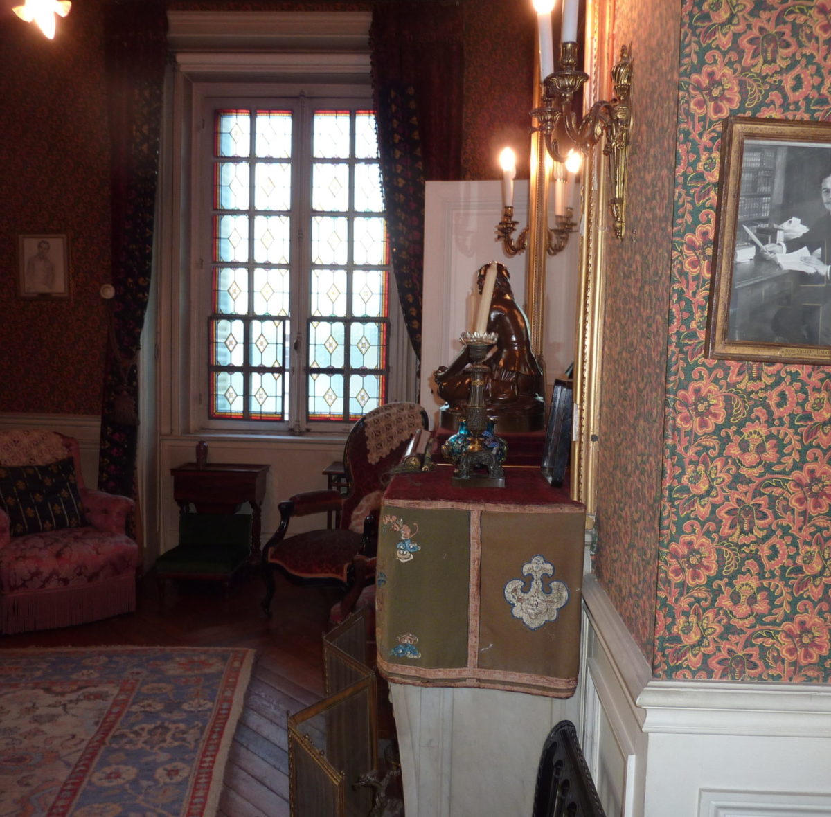 Un angolo del salotto . Di lato ritratto di Pasteur giovane