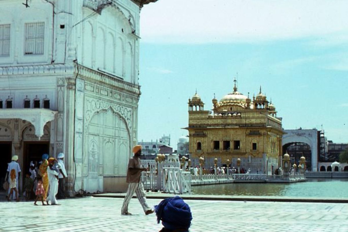 Il Tempio d’Oro visto dall’ingresso principale a nord. Il Tempio è rivestito di lamine d’oro .