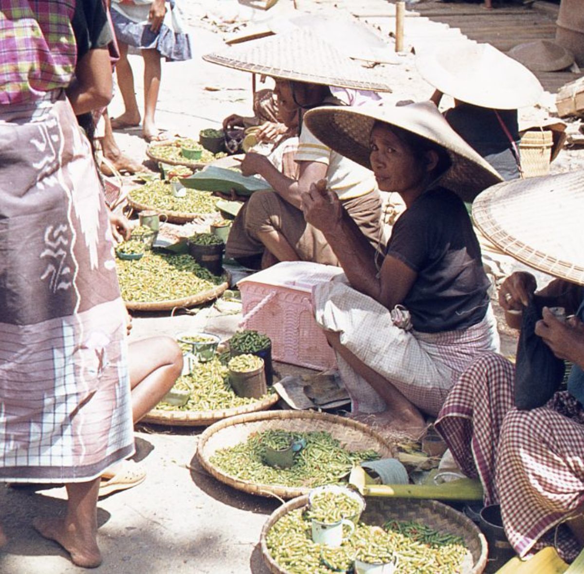 Legumi secchi , venduti da queste contadine al mercato del paese