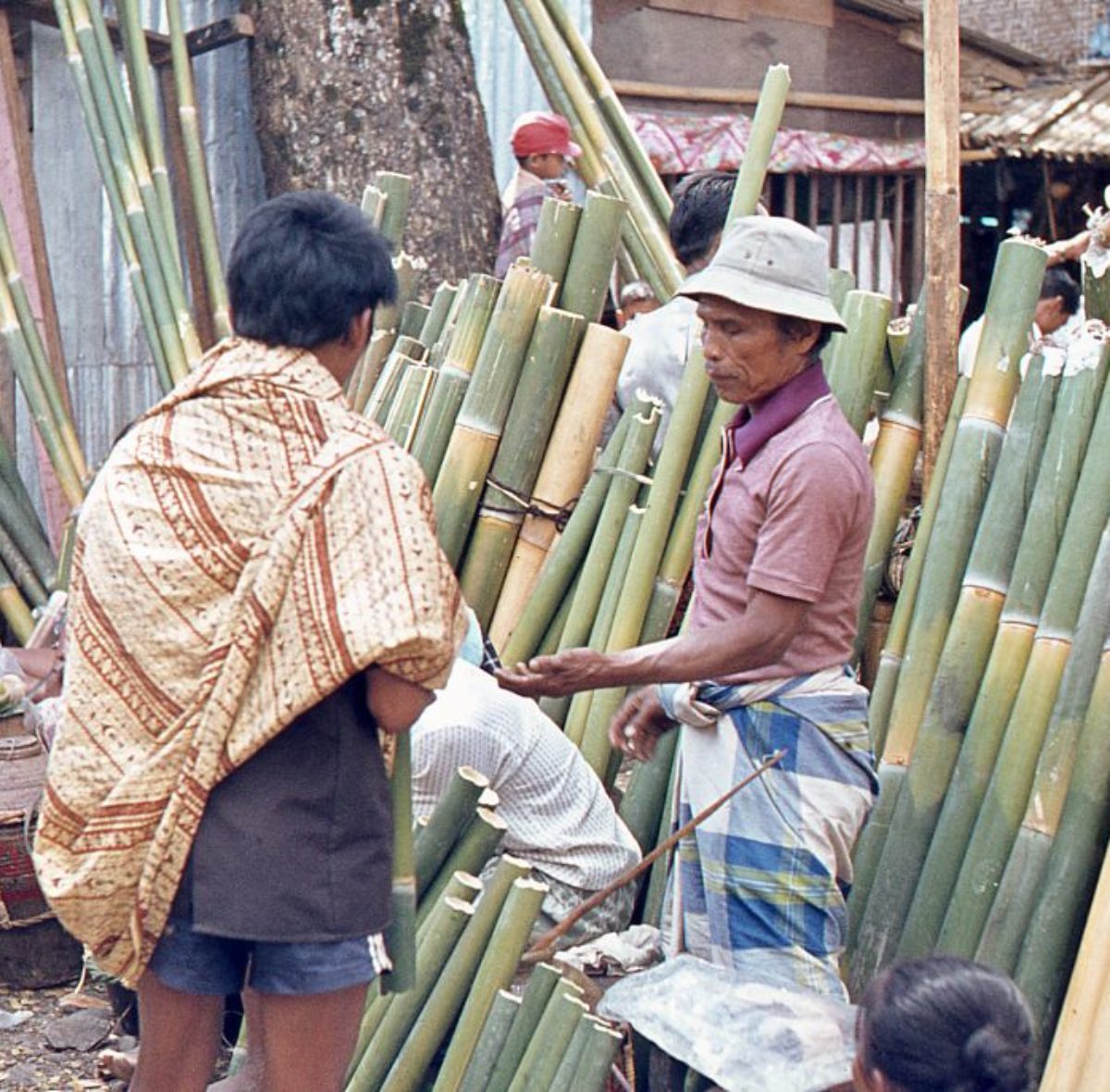 Vicino al luogo della cerimonia vediamo venditori di vino di palma ,che gli ospiti comprano come regalo per la famiglia del defunto