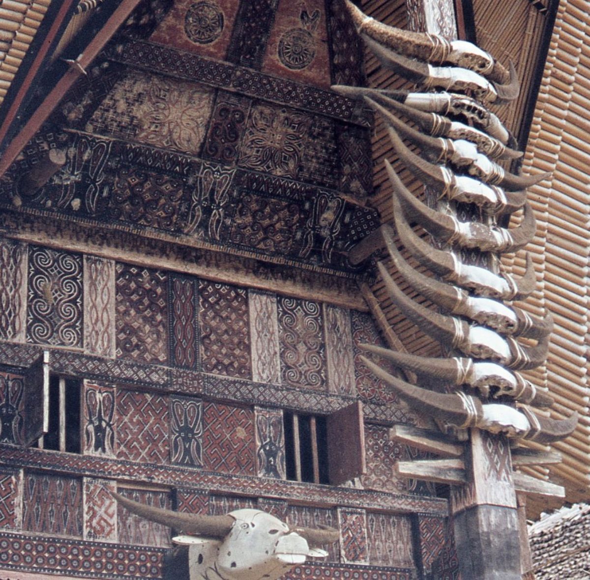 Per esprimere concetti religiosi e sociali i Toraja scolpiscono il legno . Le sculture in legno sono perciò manifestazioni della cultura Toraja .