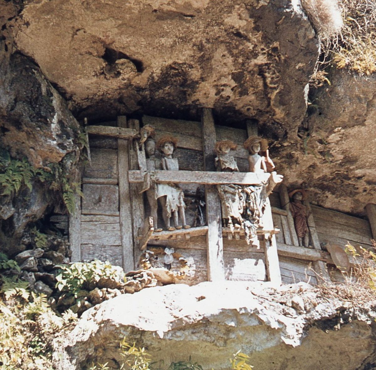 Un balcone  con le statue dei morti  consumato dal tempo
