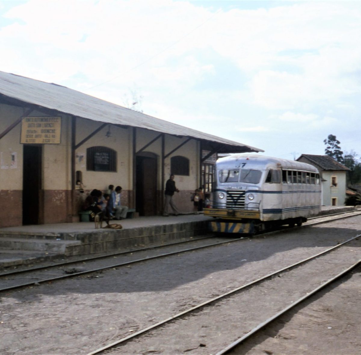 La piccola stazione di Otavalo . Un trenino a carrozza singola , con trazione a motore Diesel , ci porterà a Sud , alla città portuale di Guayaquil