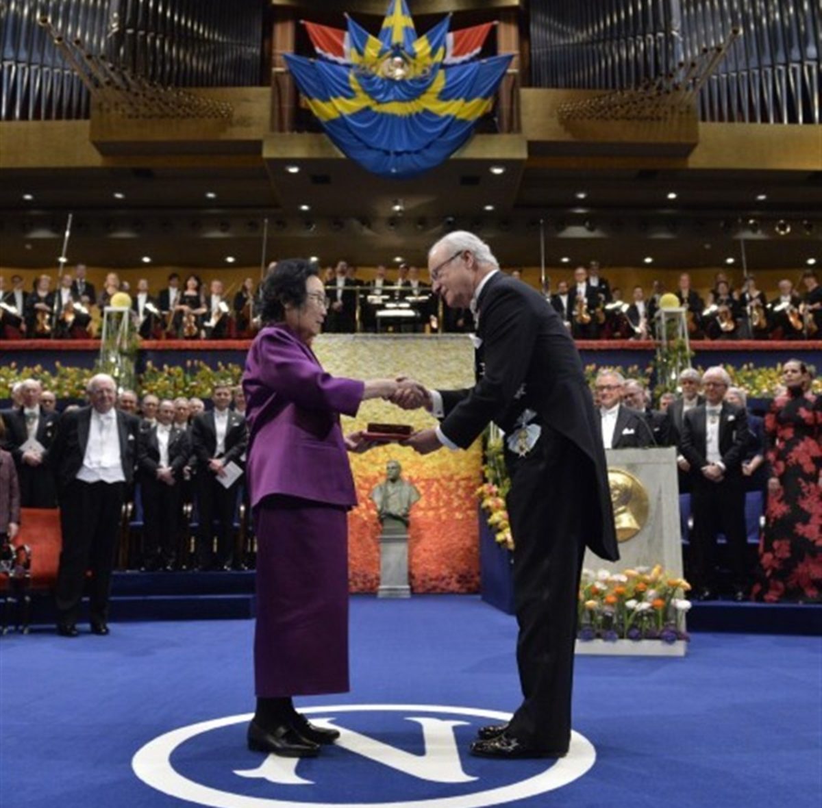 La Chimica Youyou Tu mentre riceve il Premio Nobel per la medicina