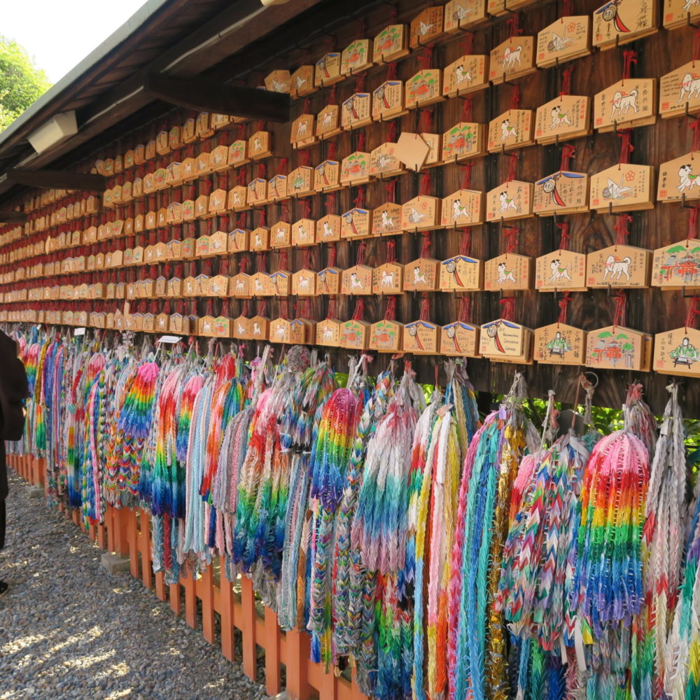 Gli Ema sono delle tavolette di legno che si acquistano presso i santuari e sulle quali si scrivono preghiere o desideri, per poi appenderli negli appositi “porta-ema” dove le divinità passano per leggere i desideri dei credenti shintoisti.