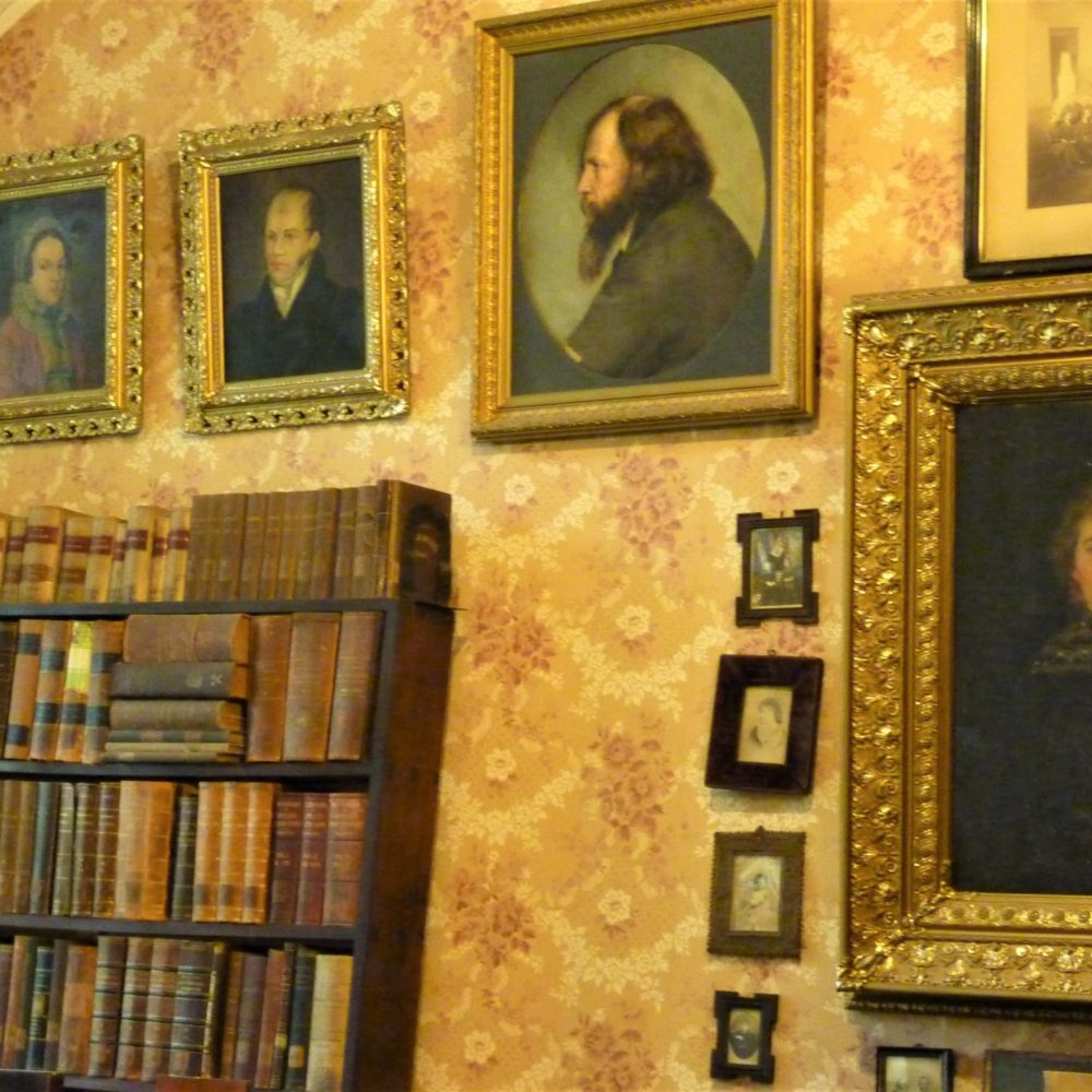 Nella parete i ritratti dei familiari e della moglie . In the wall portraits of family members and his wife