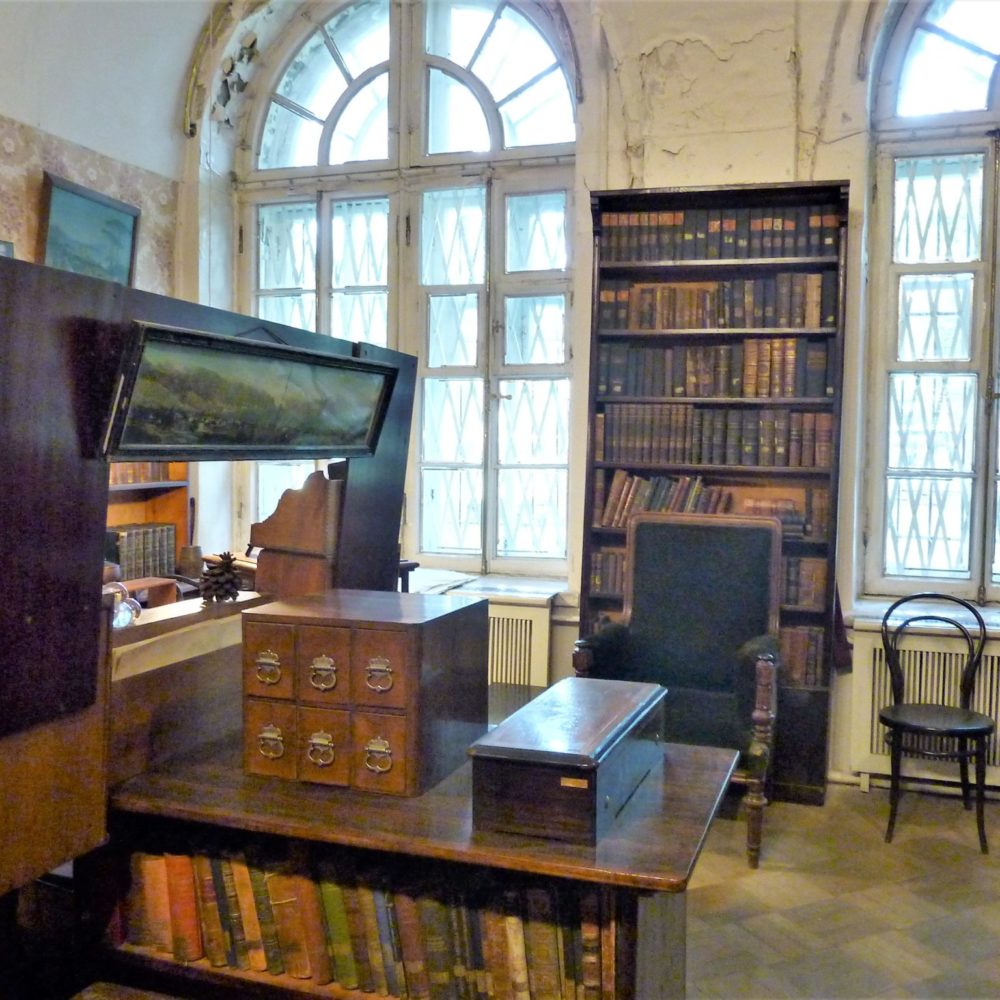 Il centro dello studio. La scrivania è a sinistra. The focus of the study. The desk is on the left